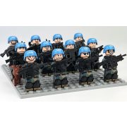 12 darab ENSZ békefenntartó építőjáték figura, számos kiegészítővel, 1 darab 16x16 cm-es szürke építőjáték alaplappal