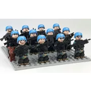 12 darab ENSZ békefenntartó építőjáték figura, számos kiegészítővel, 1 darab 16x16 cm-es szürke építőjáték alaplappal